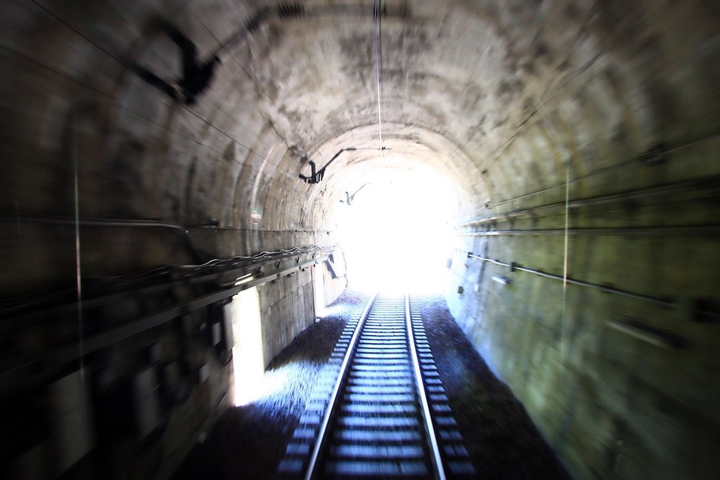 トンネルの先に見える出口の光