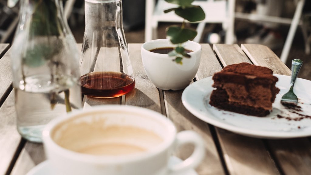 カフェのテーブルに並ぶコーヒーとケーキ