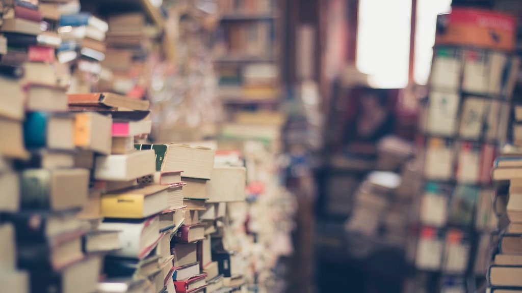 古書店に積み上がった本の山