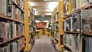 本棚が奥まで続く図書館の通路