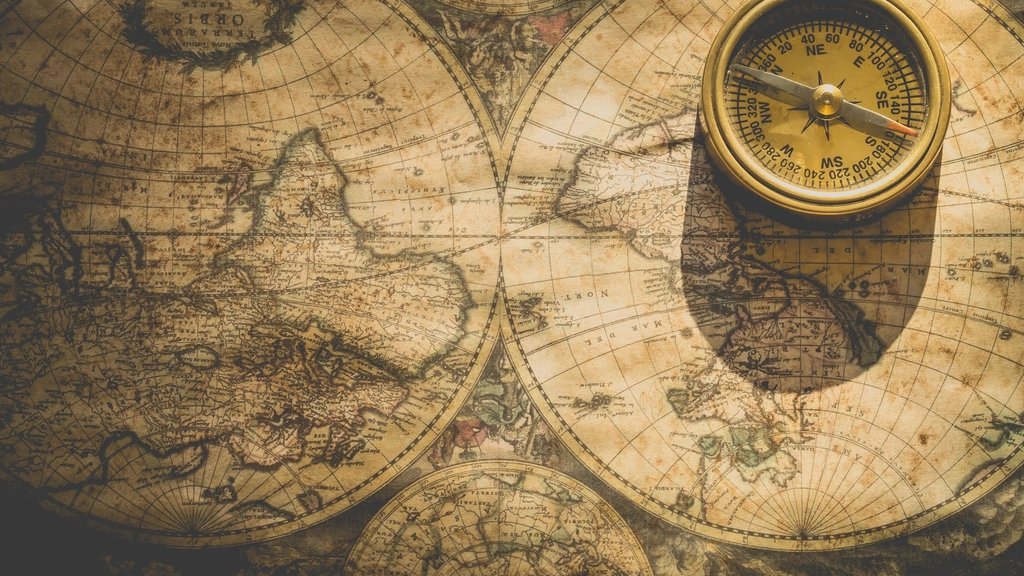 古い世界地図の上に置いた方位磁石