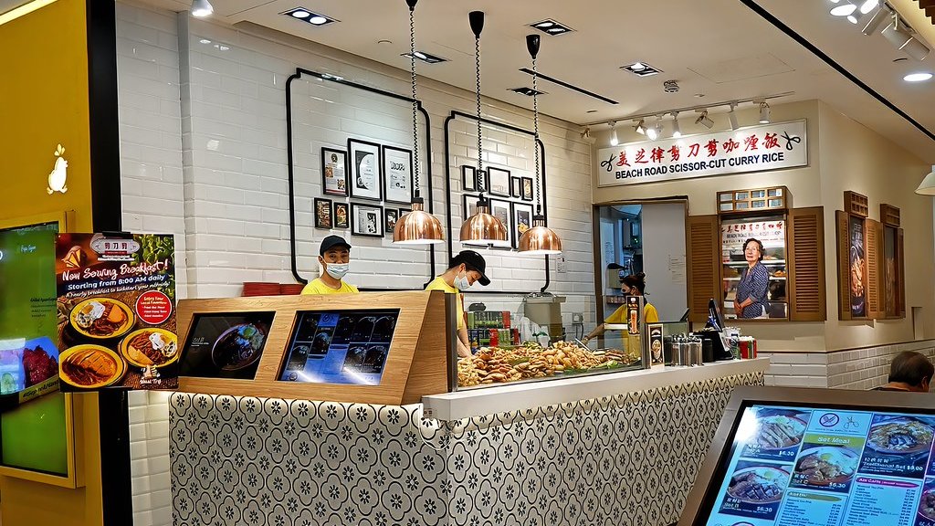 料理の写真が並ぶカレー店の店先