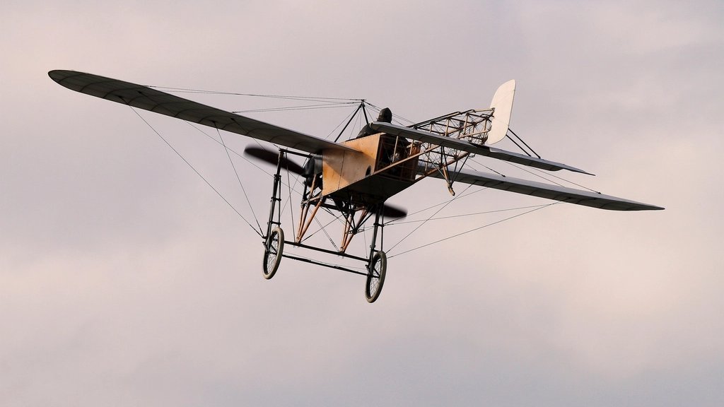 空を飛ぶ初期の単葉機