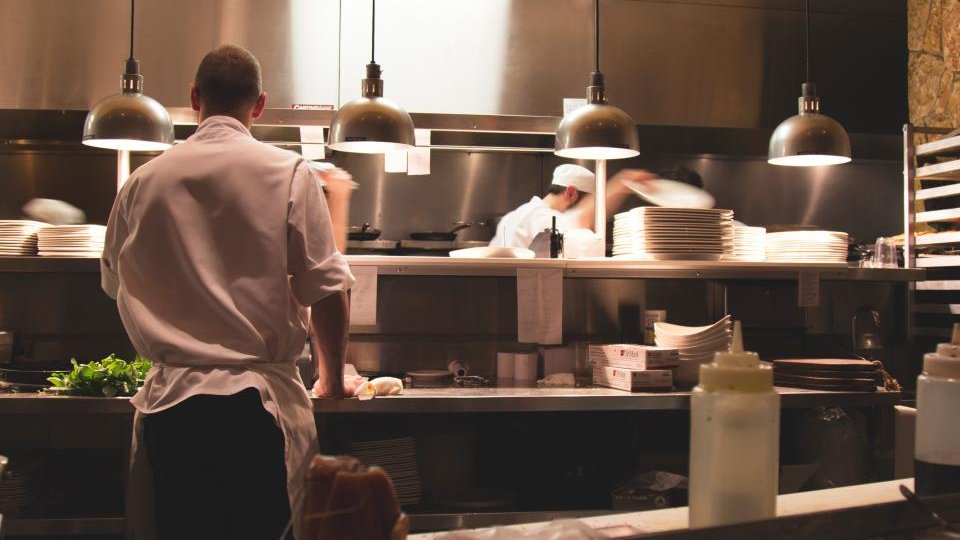 厨房で調理する料理人の後ろ姿