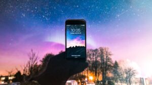夜空にかざしたスマートフォン