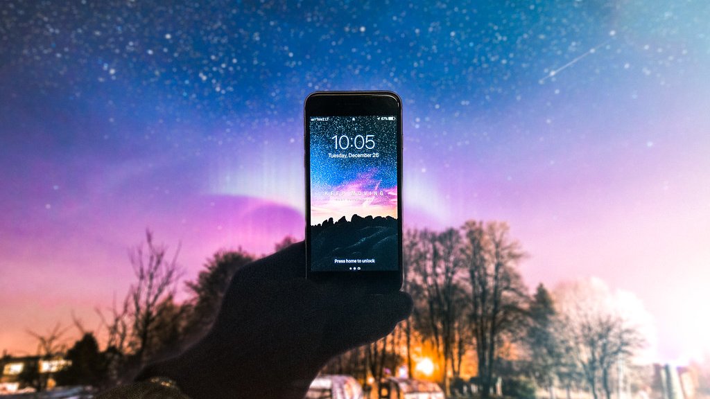 夜空にかざしたスマートフォン