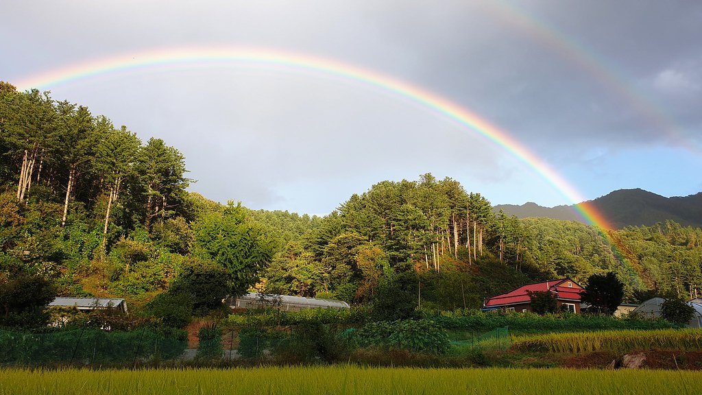 山あいの村にかかる虹