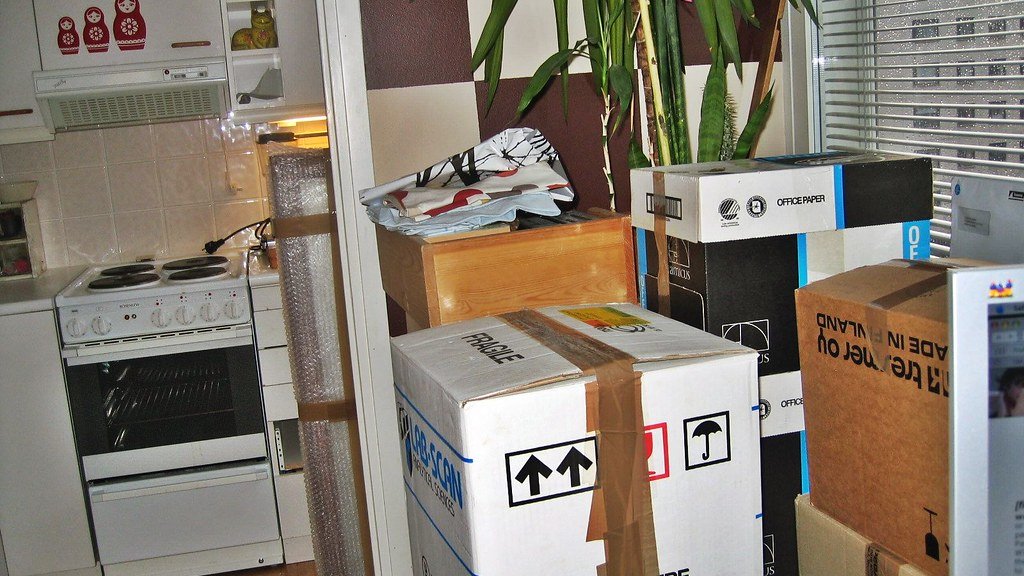 部屋に積まれた引っ越しの段ボール