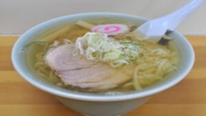 テーブルに置かれたラーメンの丼