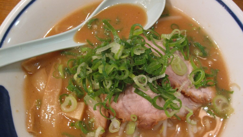 ねぎをのせたラーメン