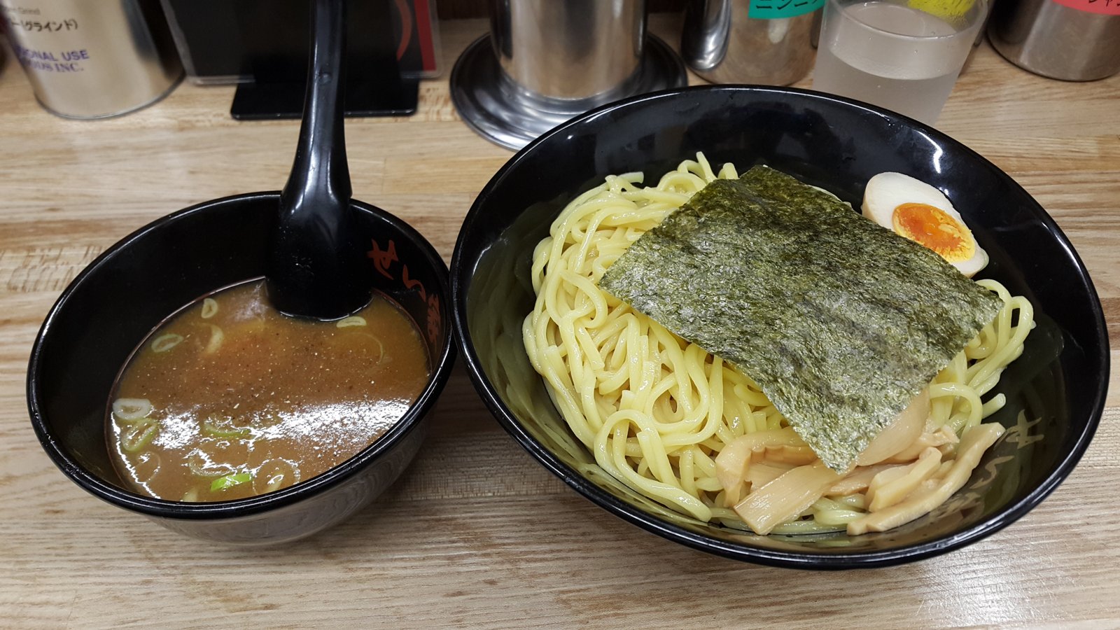 並べて置かれたつけ麺の麺とつけ汁