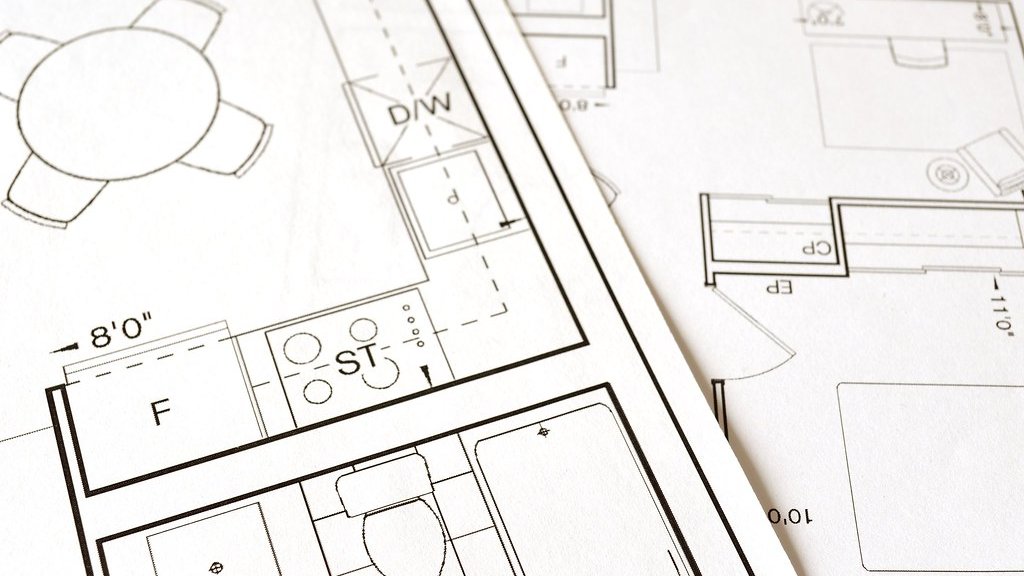 机に広げた建物の設計図