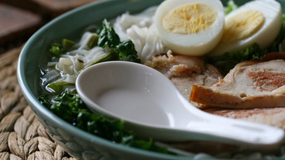 卵とチャーシューがのったラーメン