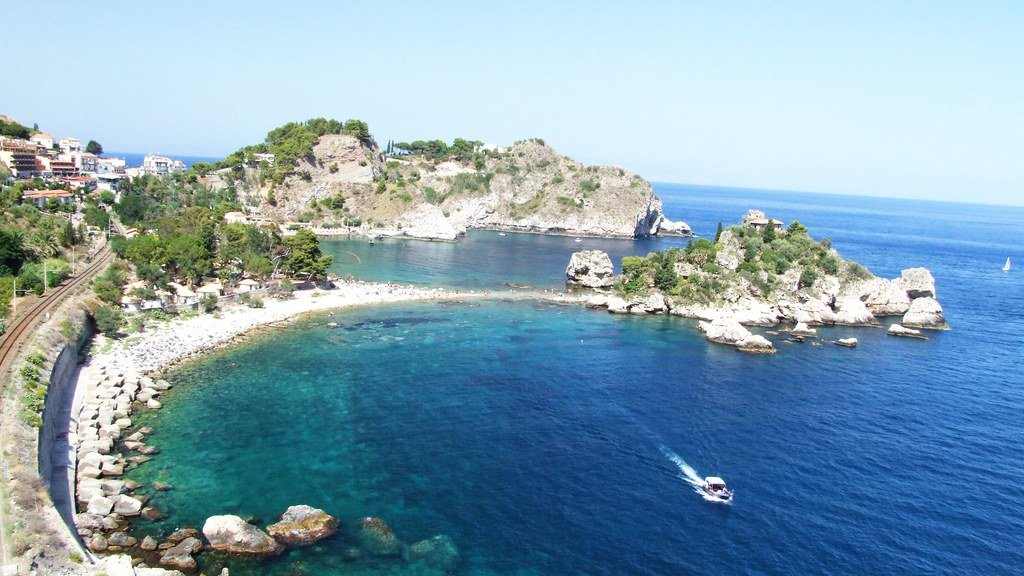 夏の日差しが照りつける青い海岸